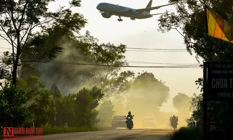 Khói đốt rơm rạ mù mịt, bủa vây sân bay Nội Bài